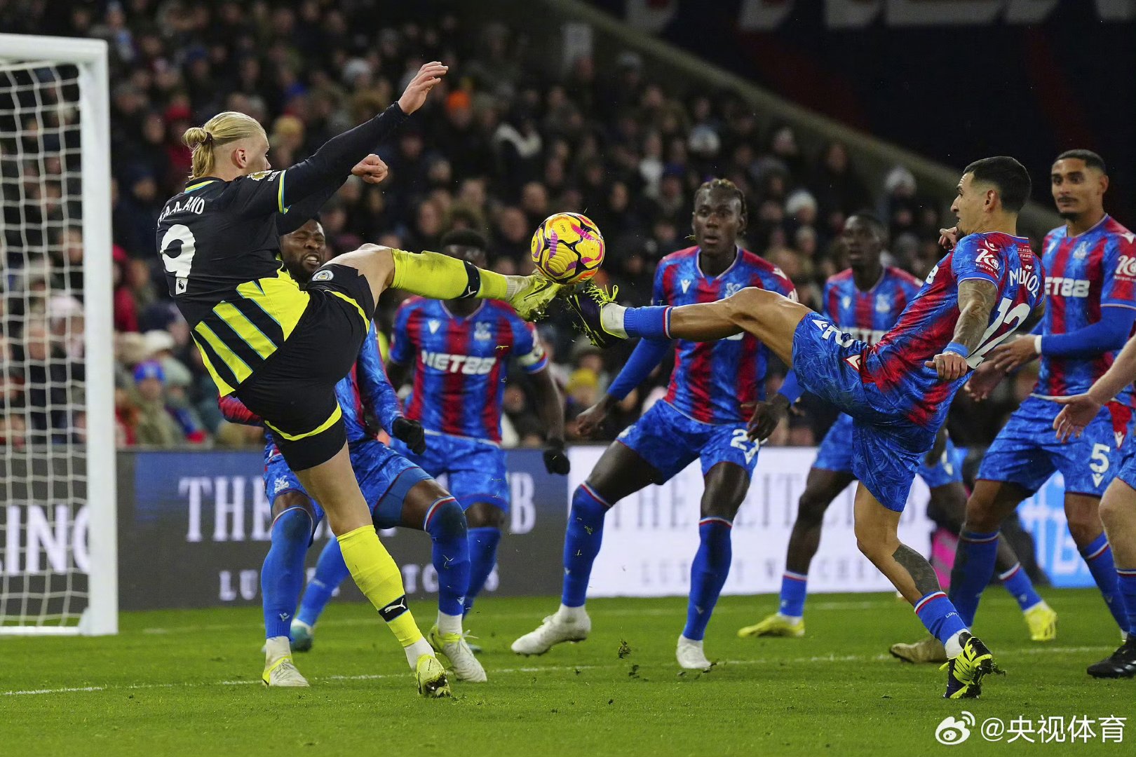 荷兰完胜曼联,梅西点燃赛场 荷兰完胜曼联,梅西点燃赛场