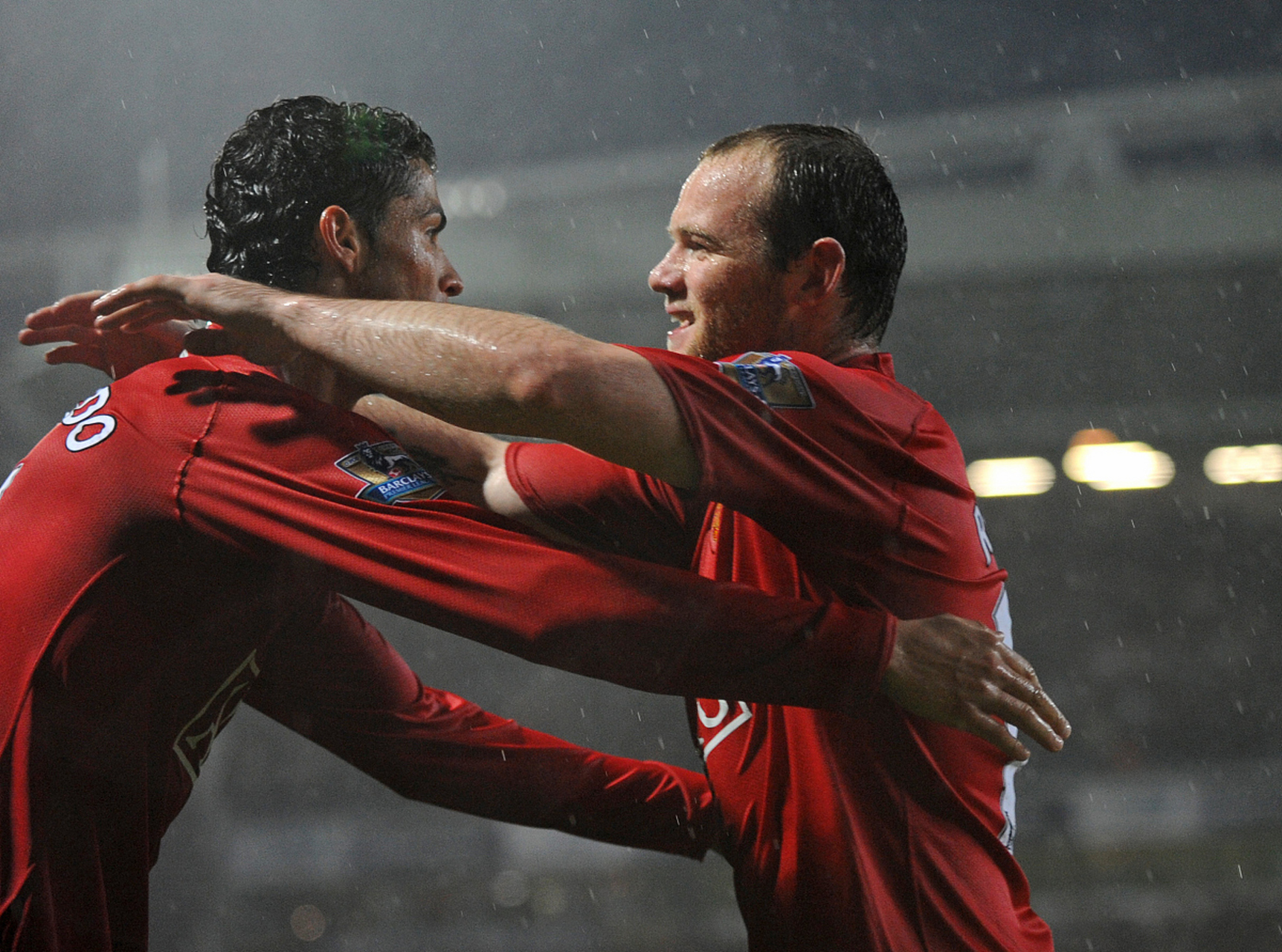 荷兰完胜曼联,梅西点燃赛场 荷兰完胜曼联,梅西点燃赛场