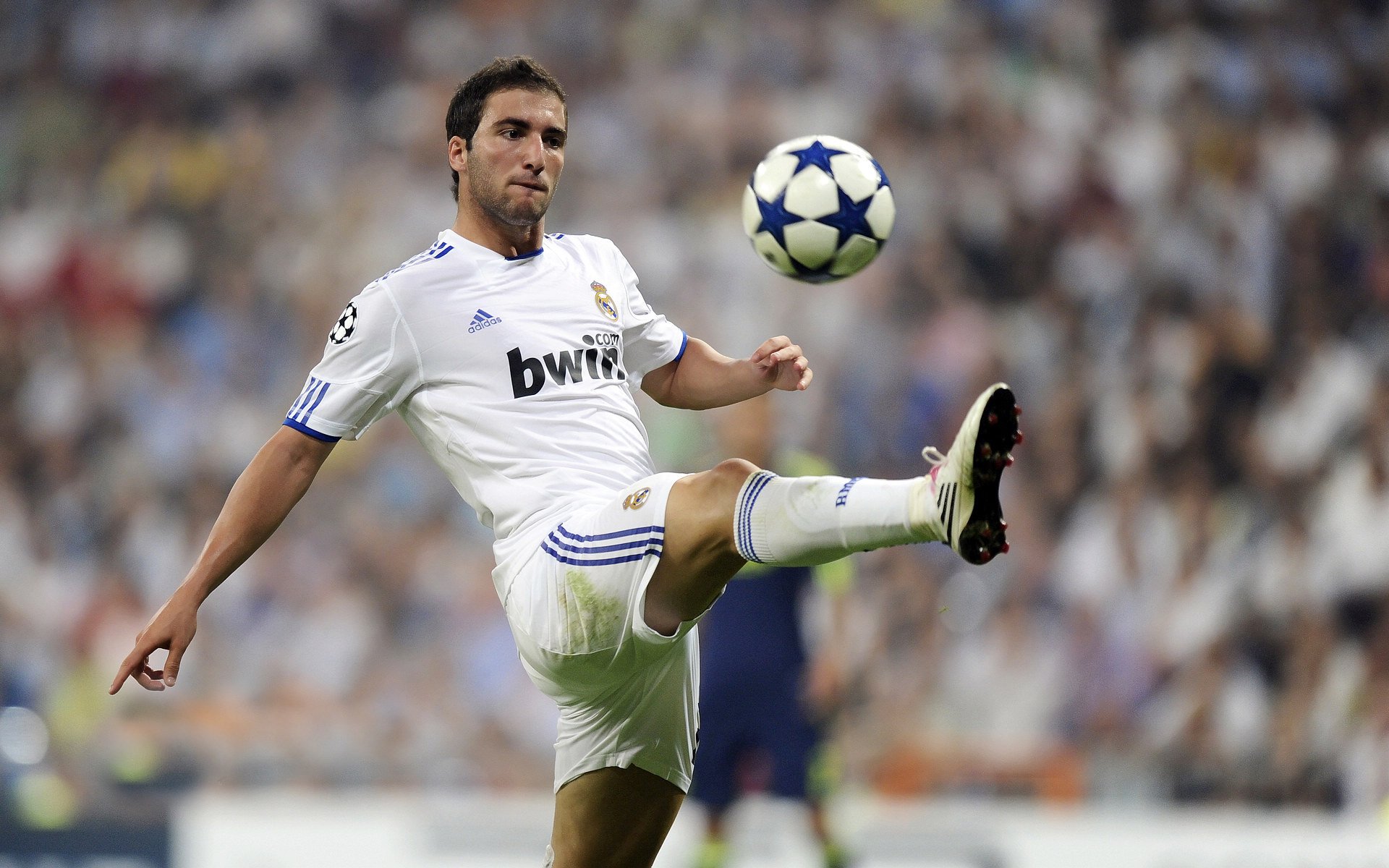 平行宇宙的体育狂欢夜，当新疆队爆冷公牛，布克在英超接管战场