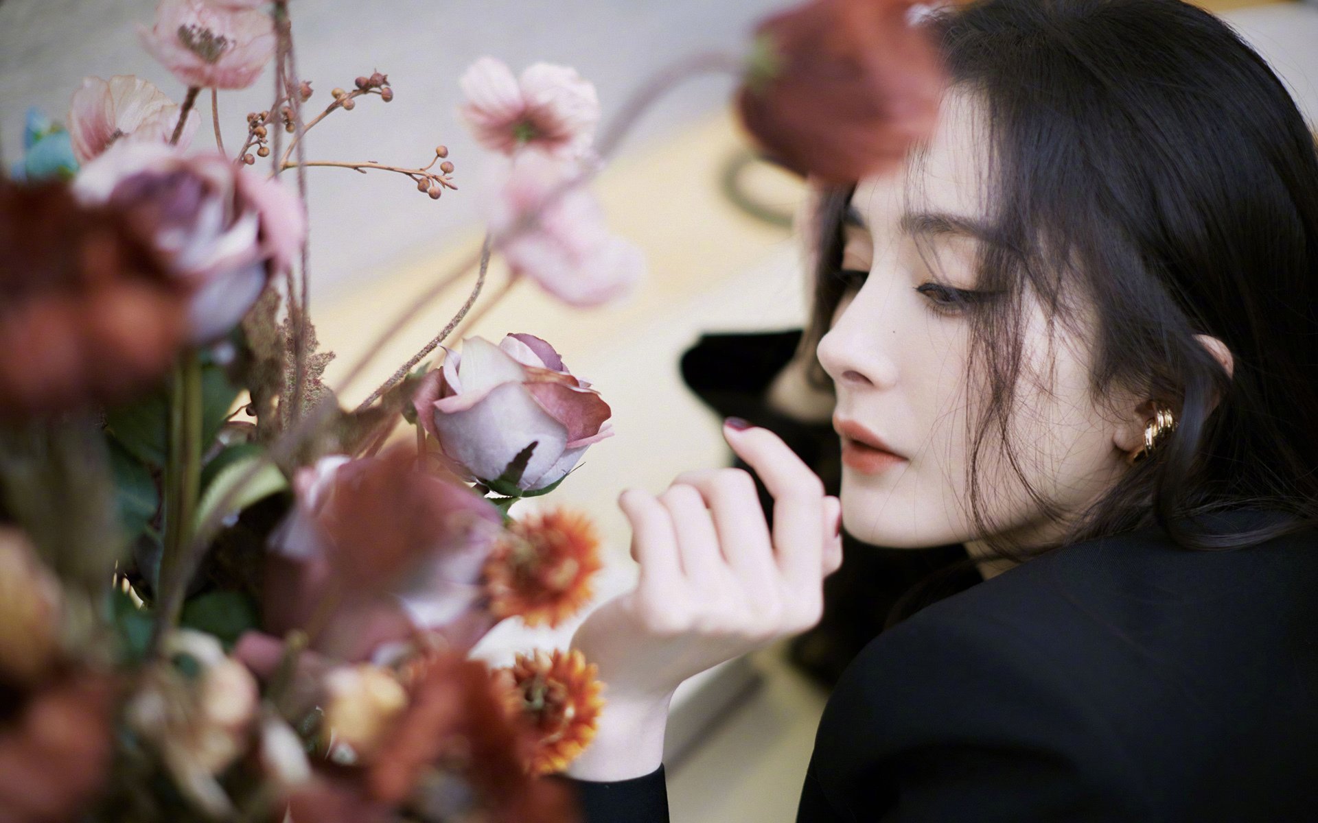 足球之夜的双重奏，拉什福德爆发点燃激情，伊拉克决胜局险胜威尔士